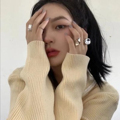 高墙、黑色与帅小伙